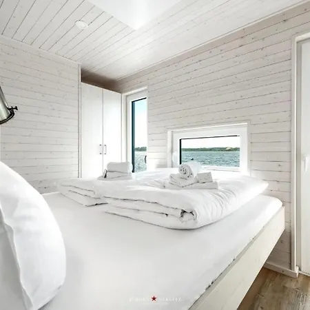 Hausboot Gluecksmomente Mit Dachterrasse In Am Ostseefjord Schlei