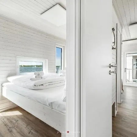 Hausboot Gluecksmomente Mit Dachterrasse In Am Ostseefjord Schlei