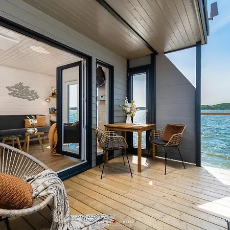 Hausboot Gluecksmomente Mit Dachterrasse In Am Ostseefjord Schlei シュレースヴィヒ