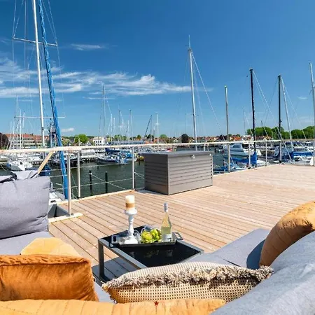 Hausboot Gluecksmomente Mit Dachterrasse In Am Ostseefjord Schlei 船上ホテル シュレースヴィヒ